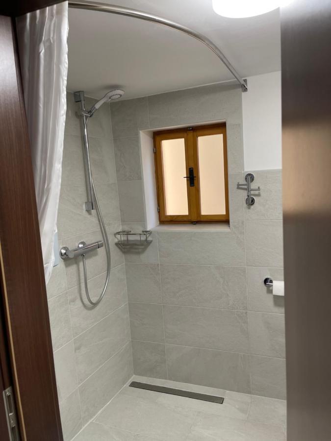 Apartments Smit Cres Luaran gambar