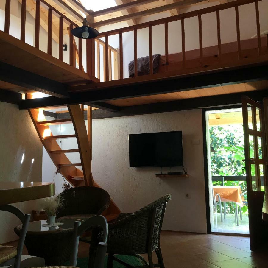 Apartments Smit Cres Luaran gambar